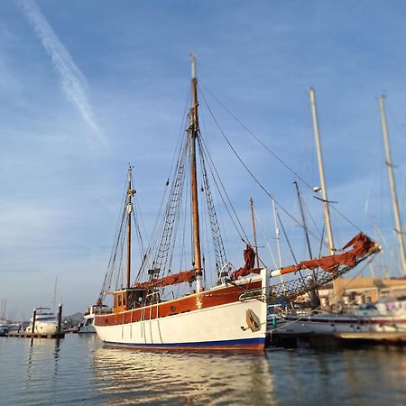 Historic Wooden Ship 'Ursula' Hotell East Cowes Eksteriør bilde