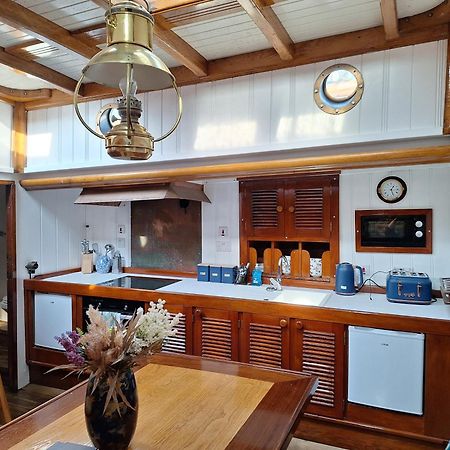 Historic Wooden Ship 'Ursula' Hotell East Cowes Eksteriør bilde