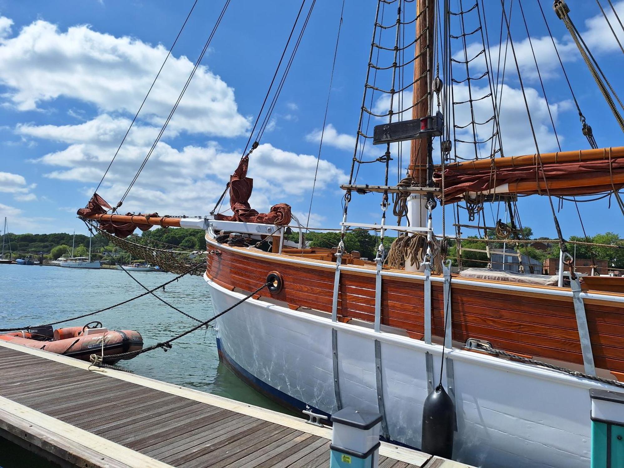 Historic Wooden Ship 'Ursula' Hotell East Cowes Eksteriør bilde